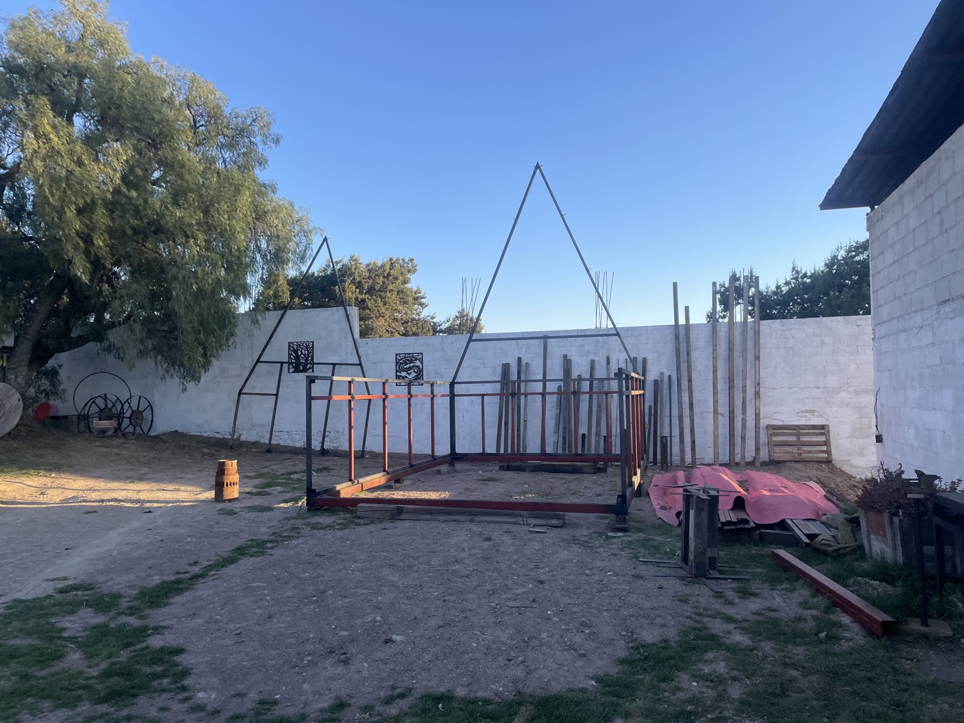 Cabaña ACDC de noche — glamping y renta vacacional